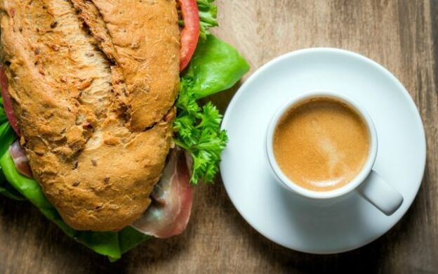 Café com um sanduíche